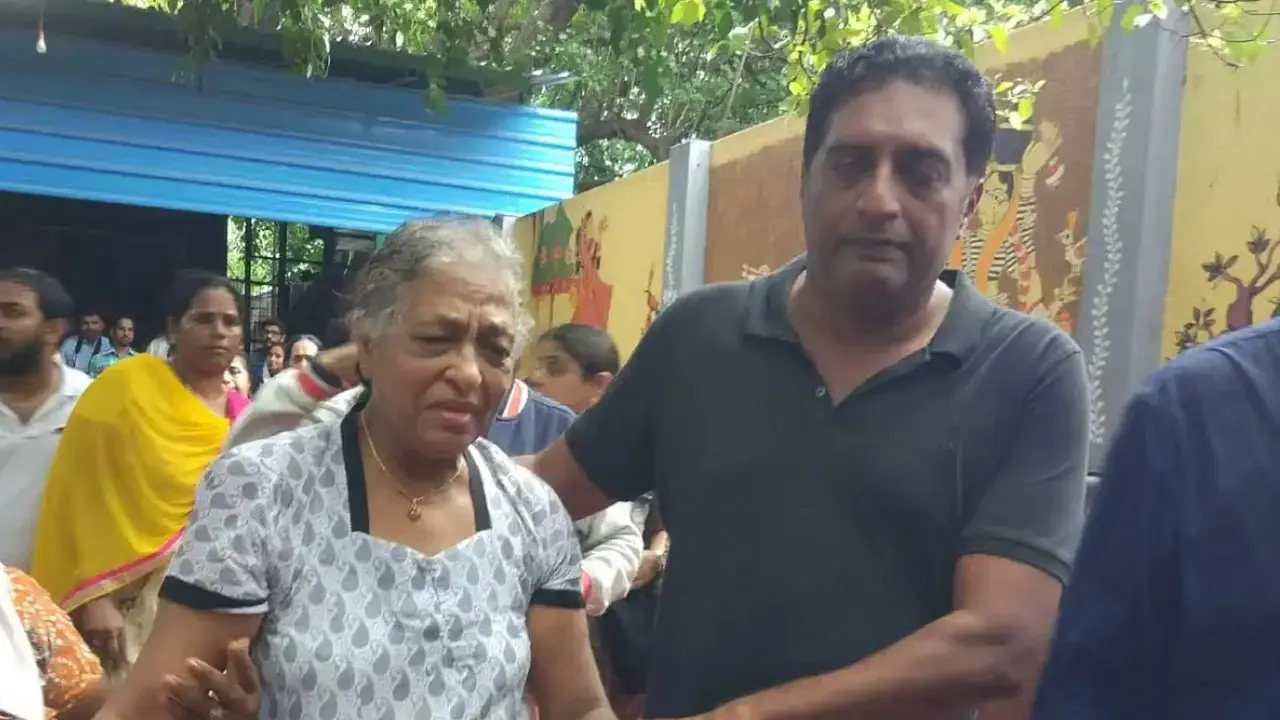 <p>Prakash Raj&rsquo;s mother Swarnalatha passed away at 86 in Bengaluru due to age-related ailments. The actor mourns the loss of his strongest support system as family, friends, and industry members gather to pay their final respects. <strong><a href="https://www.mid-day.com/entertainment/bollywood-news/article/prakash-raj-mother-passes-away-at-86-funeral-to-be-held-in-bengaluru-23623314" target="_blank" rel="noopener">Read full story here</a></strong></p>